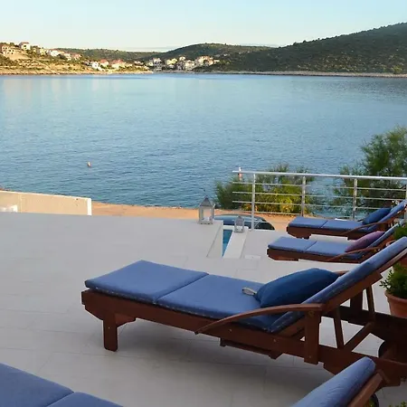 Beach House, Heated Private Pool, Bouy Holiday home *